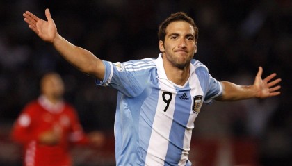 爱游戏网页版：Uzi极致操作登顶Solo王座，全明星周末在欢笑声中圆满收官