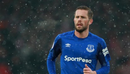 爱游戏-斯洛特畅谈欧冠对决皇马，重逢之战承载非凡价值，联赛阶段皆硬仗