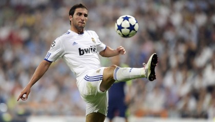 爱游戏网页版-灰熊新星文斯-威廉姆斯单场17助攻创生涯纪录，致敬传奇隆多