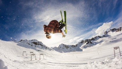 爱游戏网页版-训练场趣味挑战，梅西球门后方神奇破门，德保罗尝试未果显轻松氛围